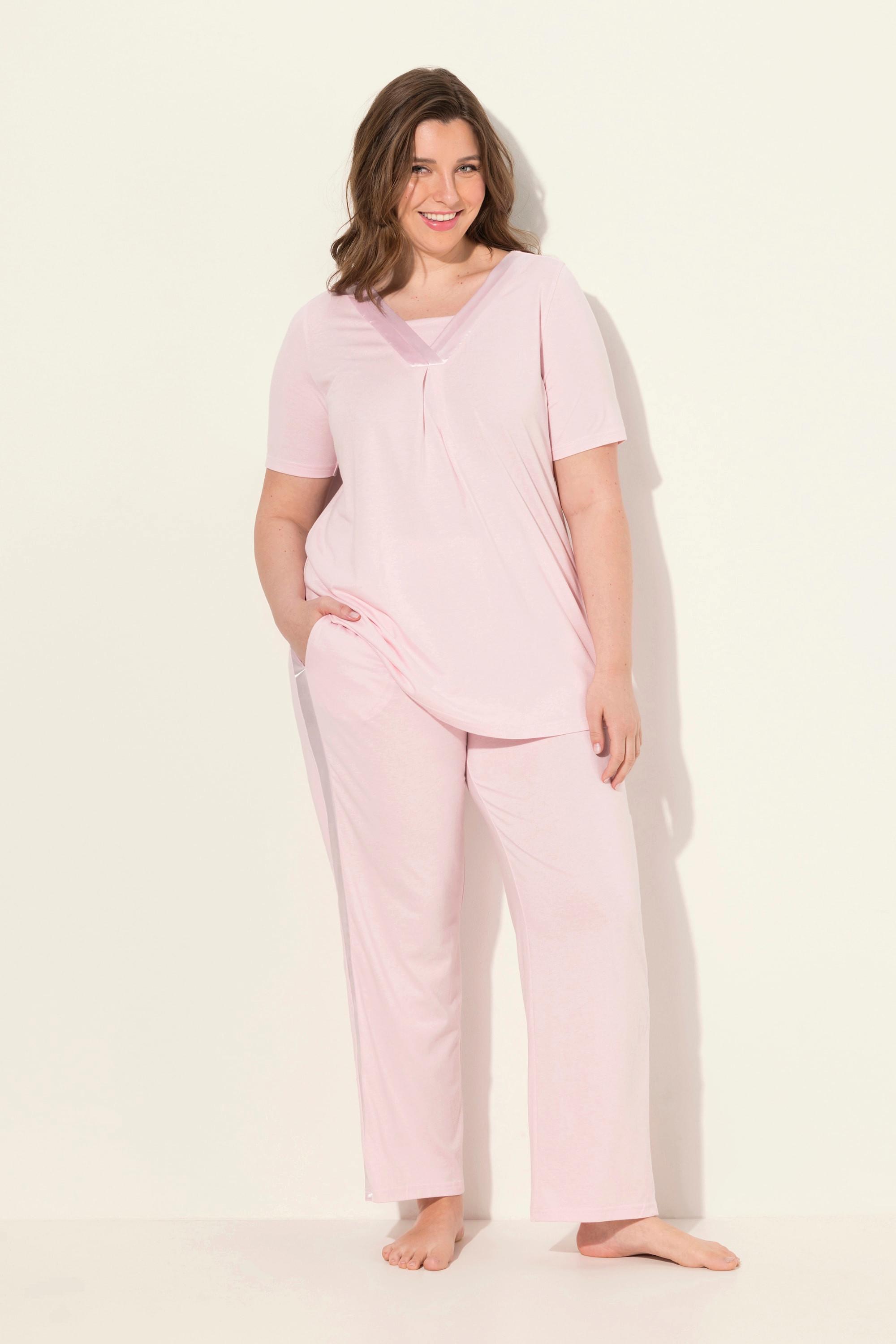 Ulla Popken  Pyjama à manches courtes et col V. Détails en satin 