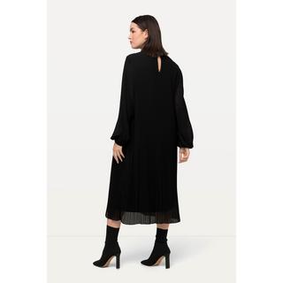 Ulla Popken  Robe midi plissée, silhouette en A, col rond et manches longues 