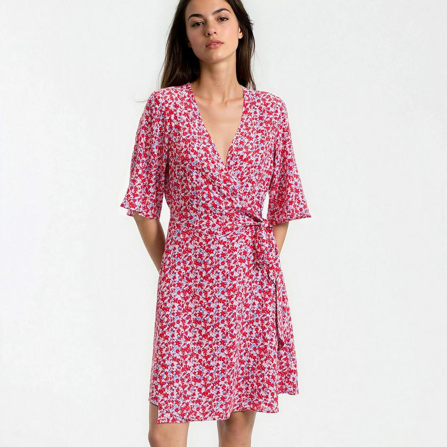 Ausgestelltes Wickelkleid mit kurzen Ärmeln