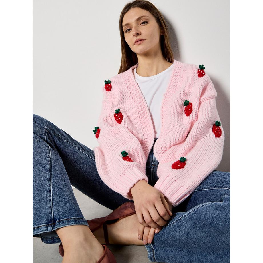 Grobe Strickjacke mit Erdbeermuster