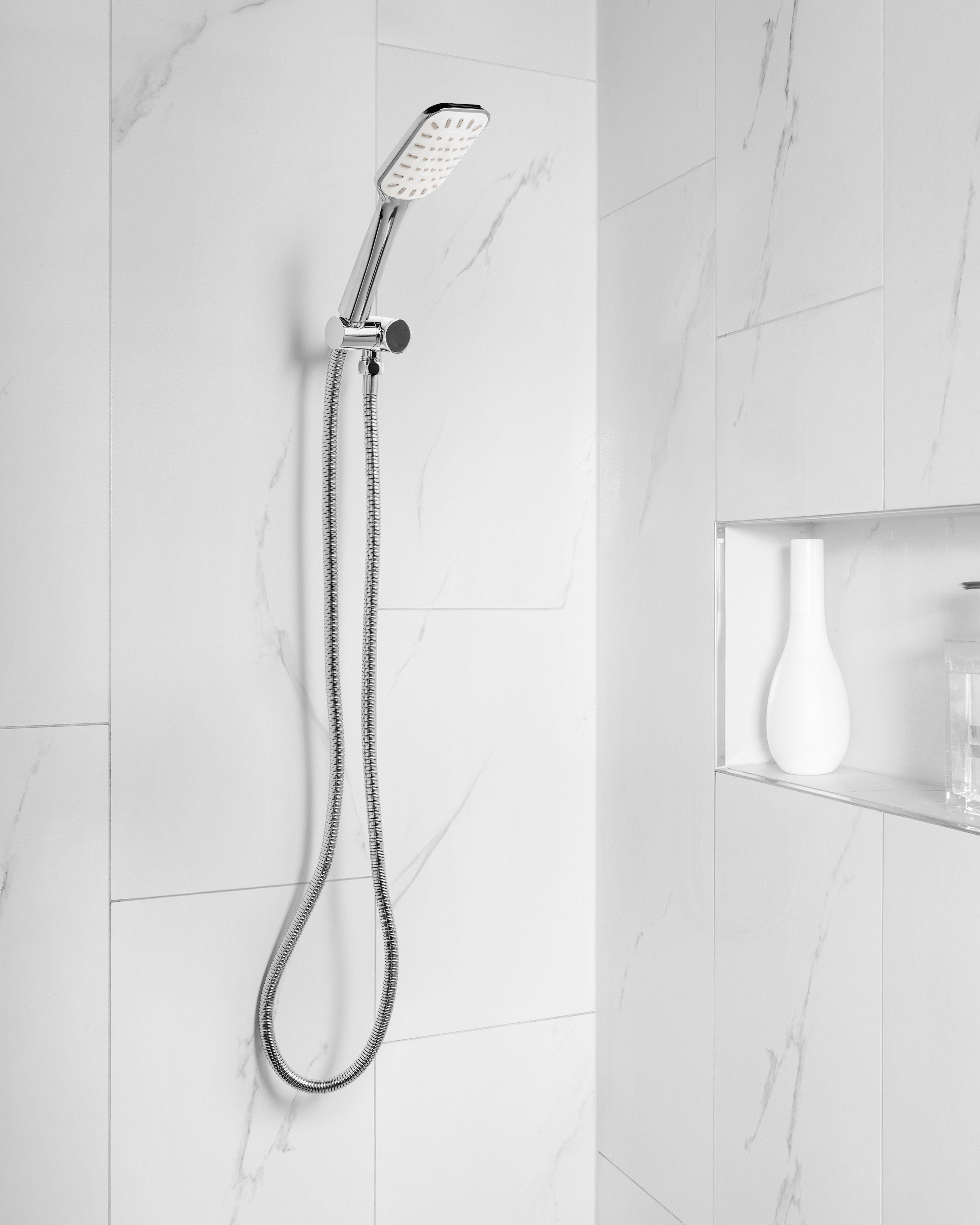 Beliani Duschkopf mit Schlauch aus ABS (robuster Kunststoff) Klassisch AMAJA  