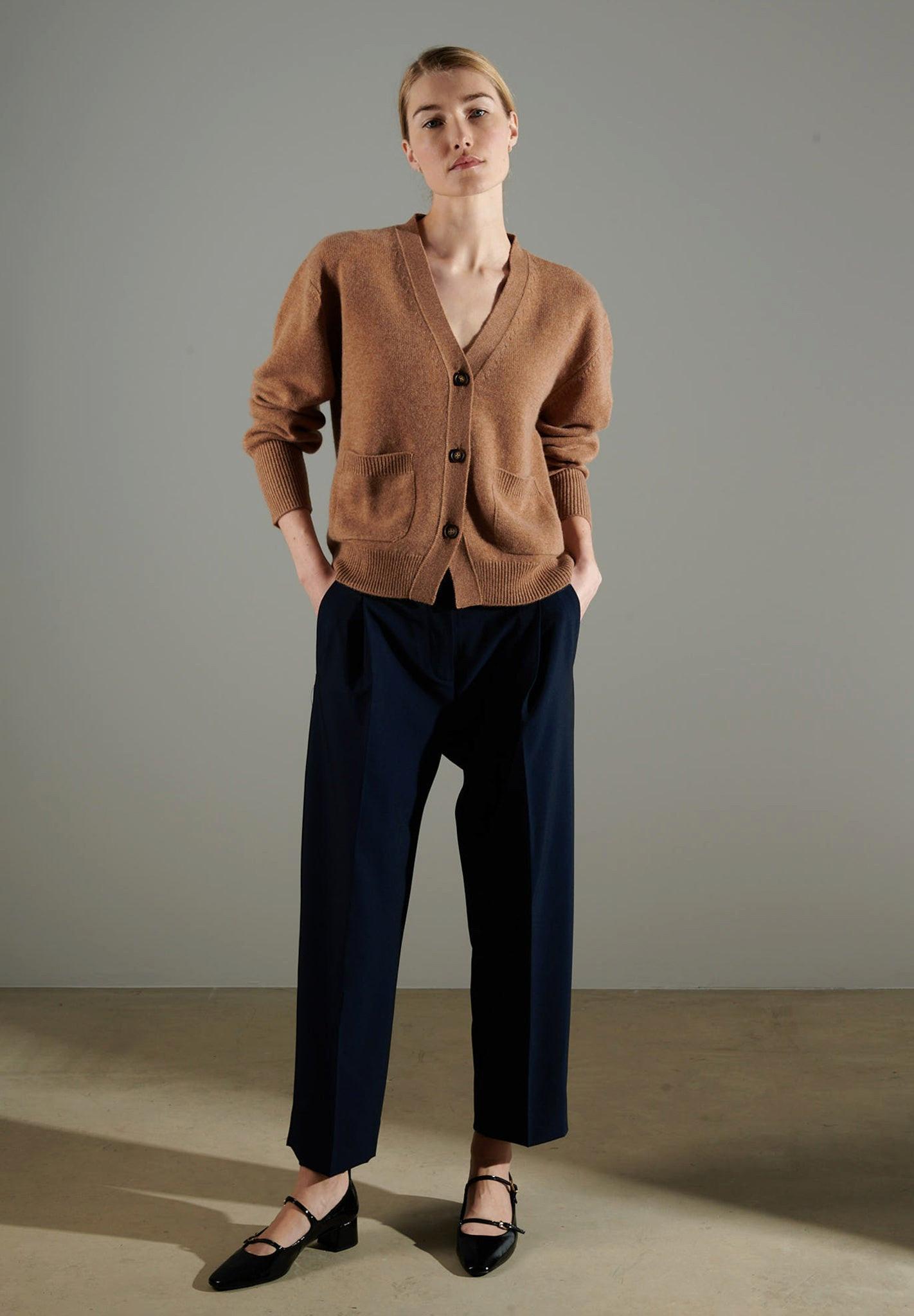 Studio Cashmere8  NAMI 1 Cardigan abbottonato a 4 strati con scollo a V - 100% cachemire 