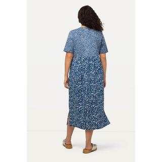 Ulla Popken  Robe midi à col en V et manches courtes. Ligne en A et motif à pois. 