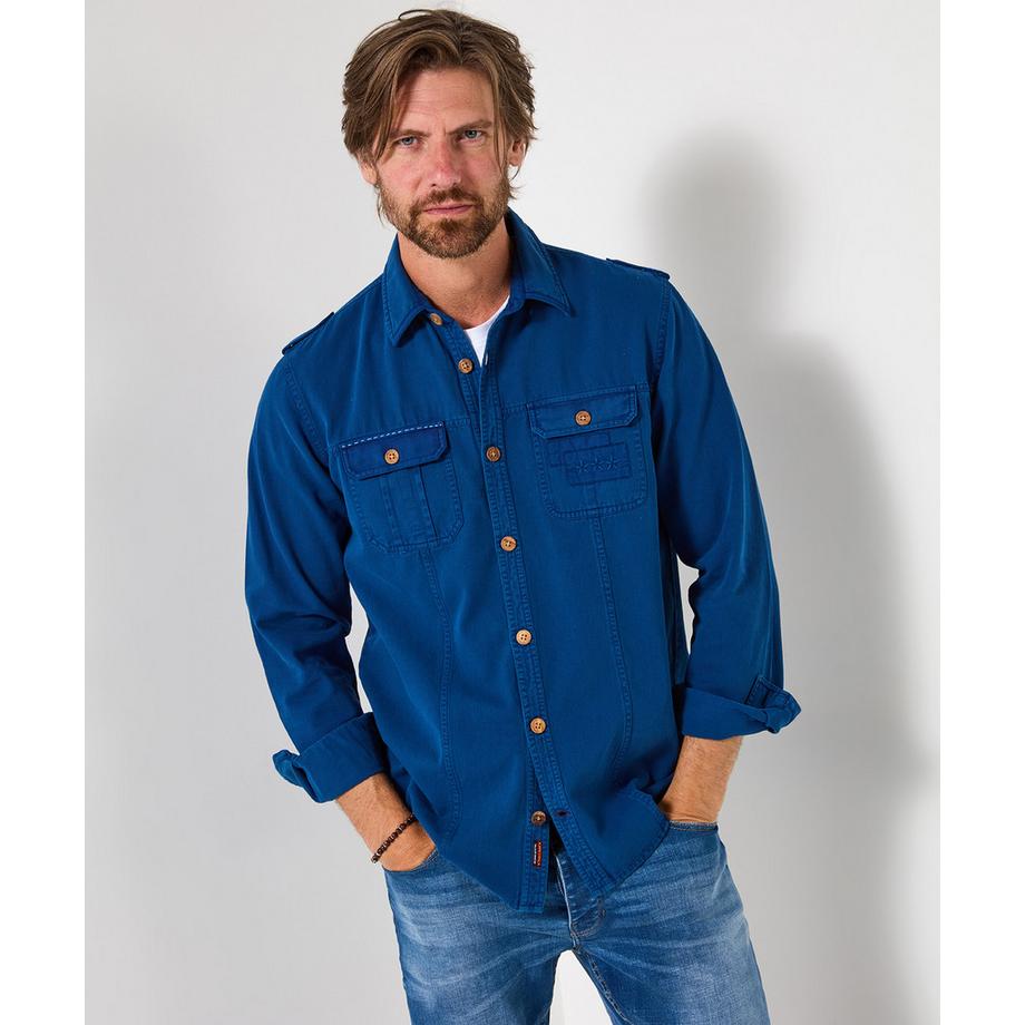 Chemise bleue avec détails brodés