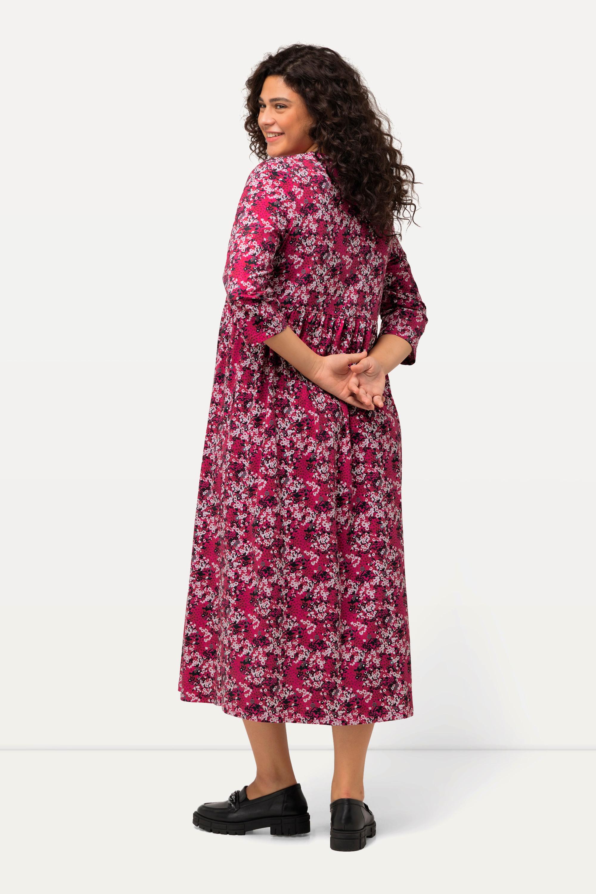 Ulla Popken  Robe en jersey, motif à fleurs. Décolleté rond et manches 3/4. Silhouette en A. 