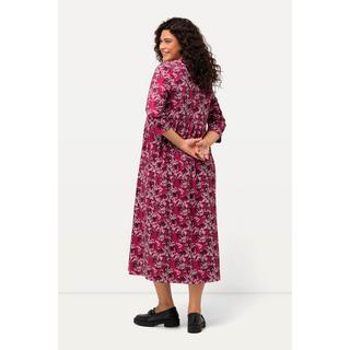 Ulla Popken  Robe en jersey, motif à fleurs. Décolleté rond et manches 3/4. Silhouette en A. 