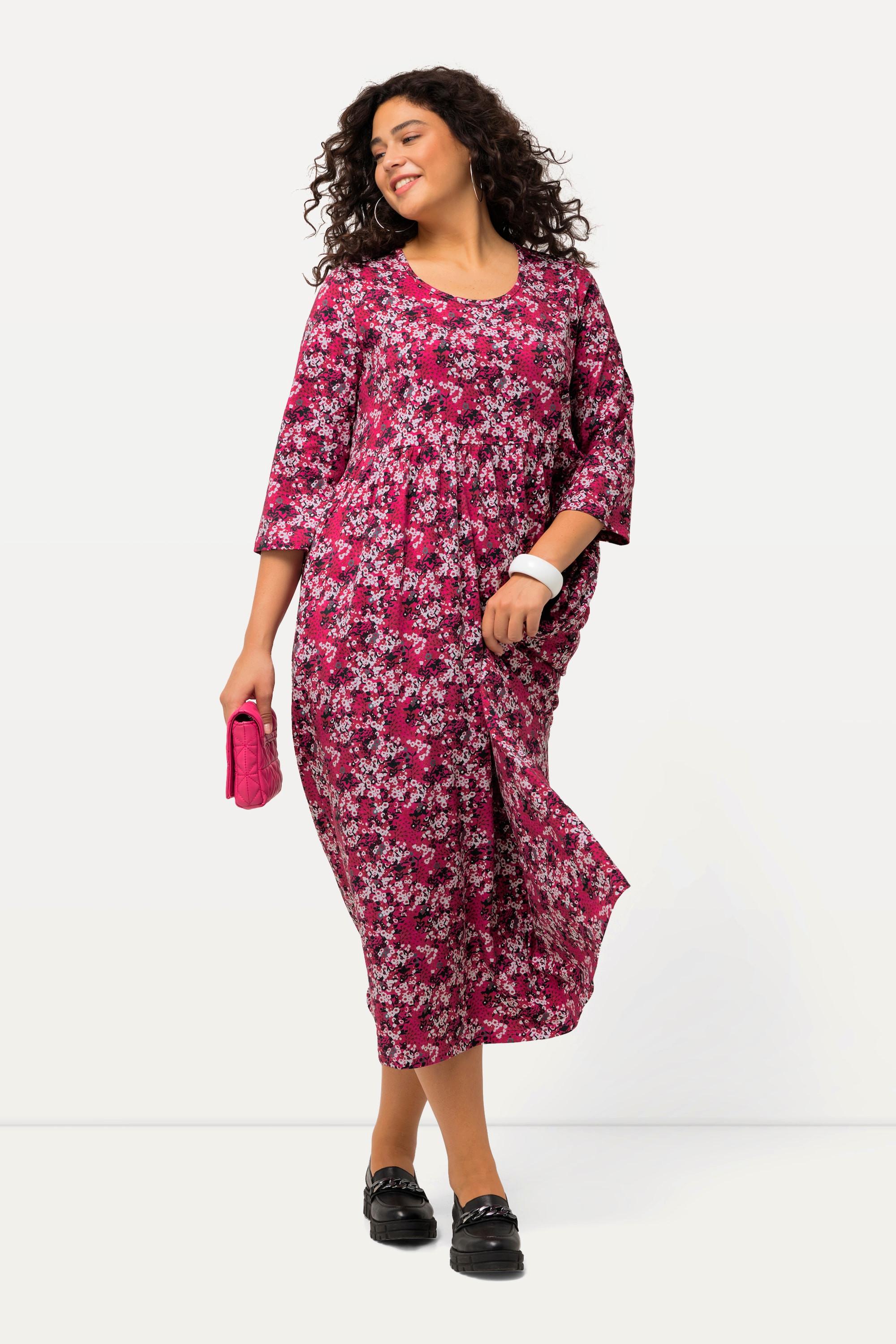 Ulla Popken  Robe en jersey, motif à fleurs. Décolleté rond et manches 3/4. Silhouette en A. 