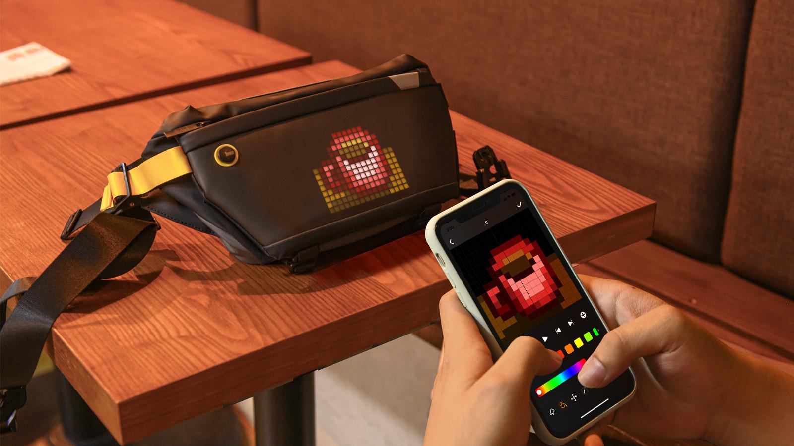 Divoom Pixoo Sling Bag mit Pixeldisplay  