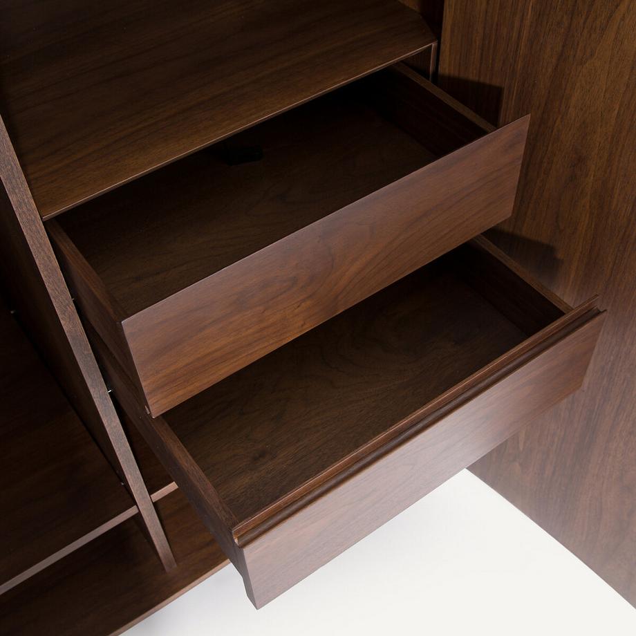 AM.PM Schrank aus Walnussfurnier  