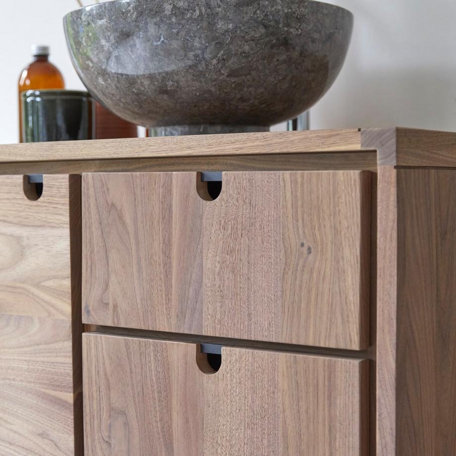 Tikamoon Waschtischunterschrank aus massivem Nussbaum 95 cm Jonàk  