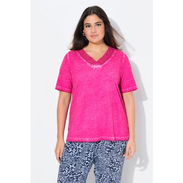 T-shirt à manches courtes. Décolleté V à dentelle. Coupe Classic