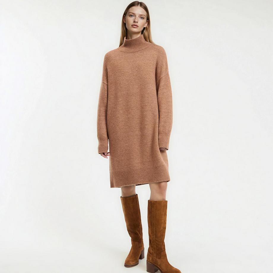 Kurzes Strickkleid mit langen Ärmeln