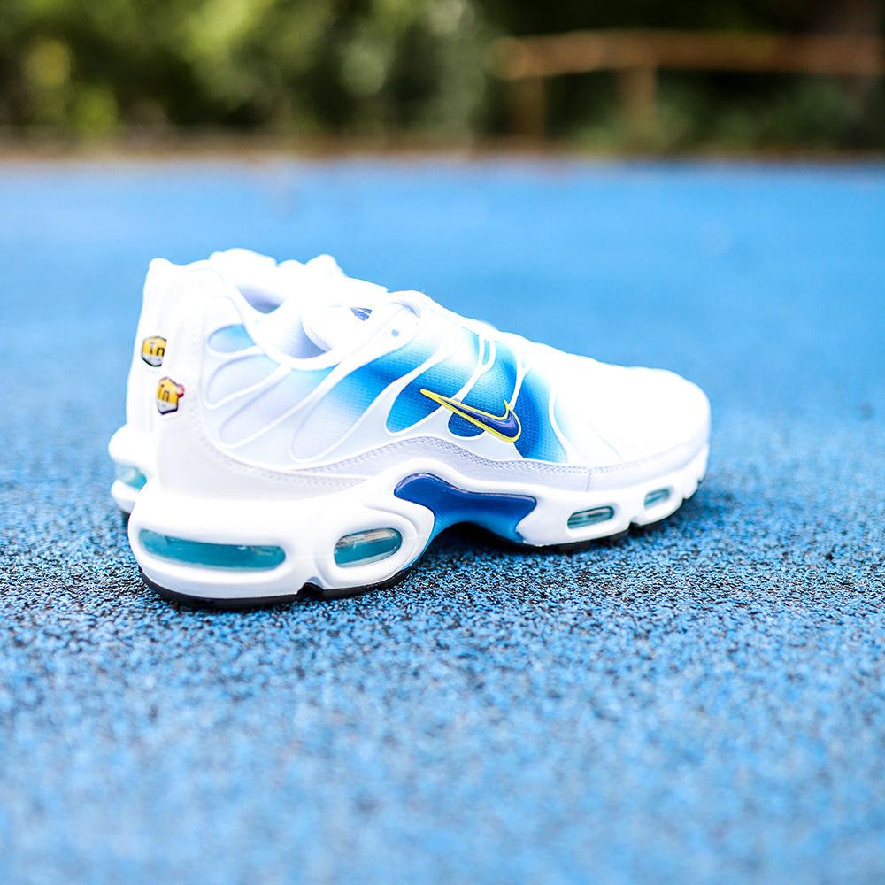 NIKE  Air Max Plus - Spray Paint Swoosh 