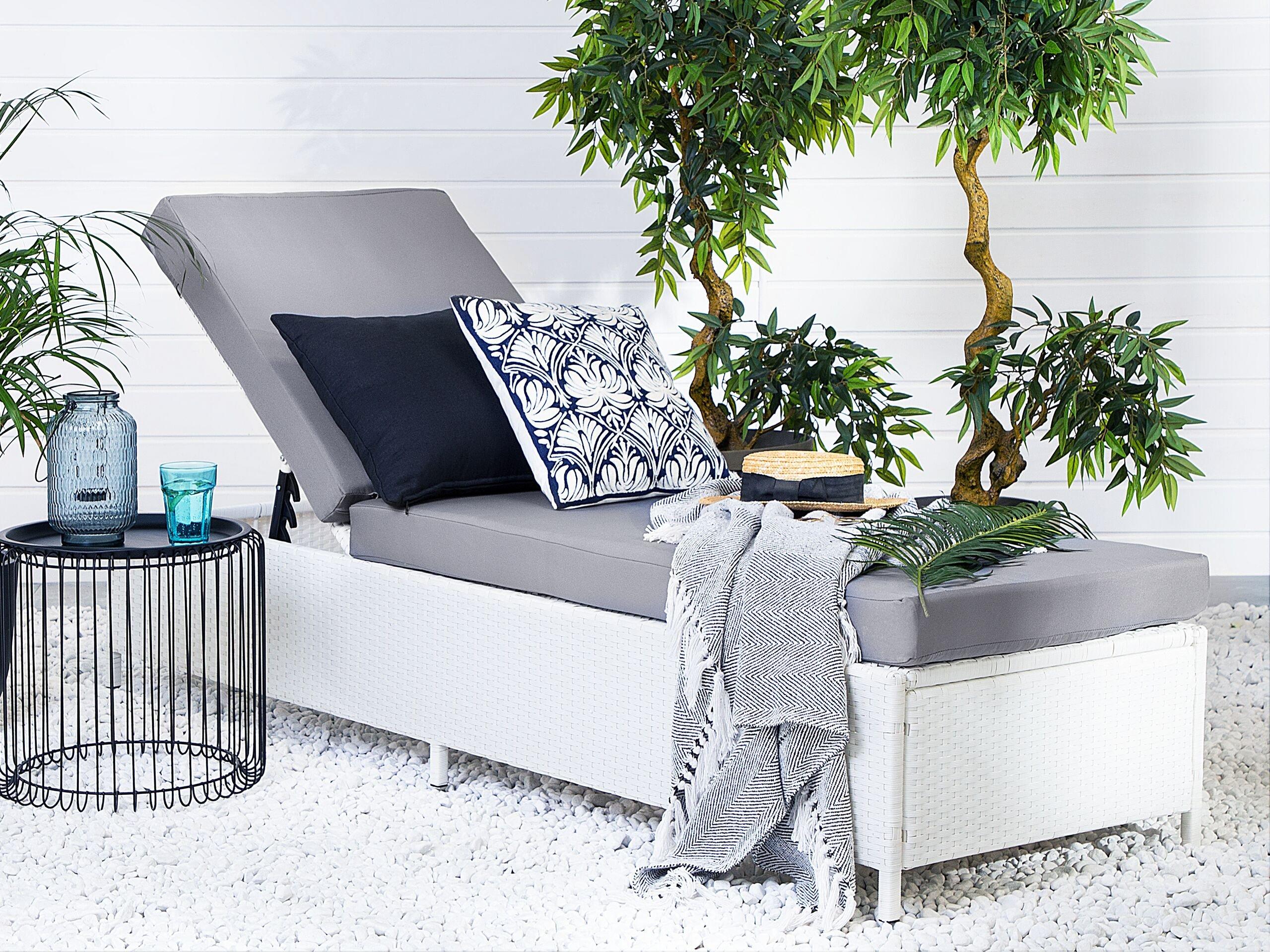 Beliani Sonnenliege mit Kissen aus PE Rattan Boho TURIN  