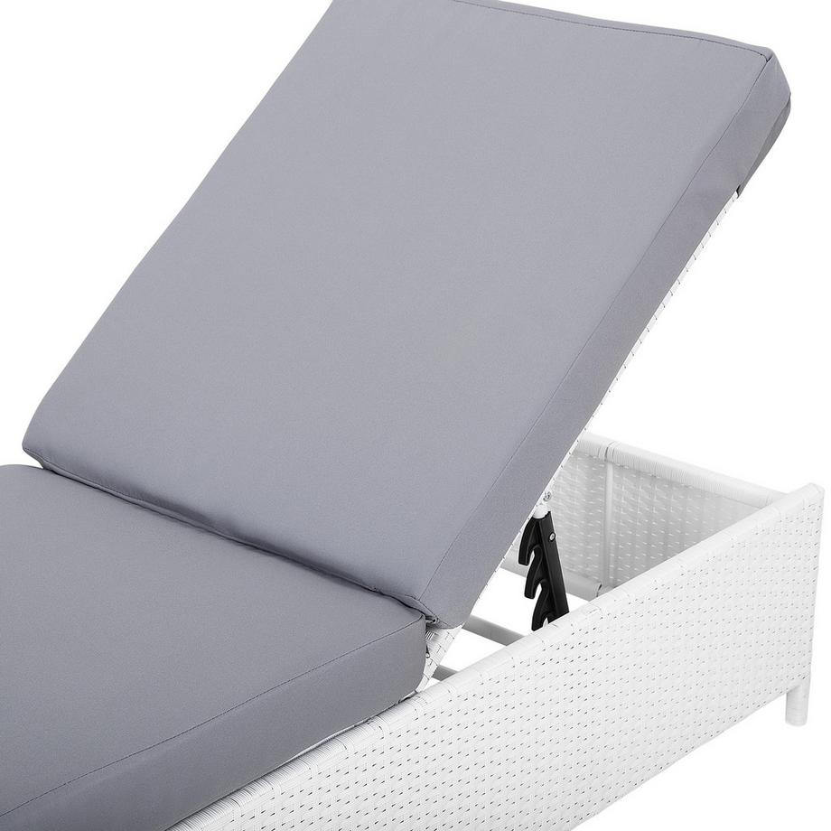 Beliani Sonnenliege mit Kissen aus PE Rattan Mediterran TURIN  