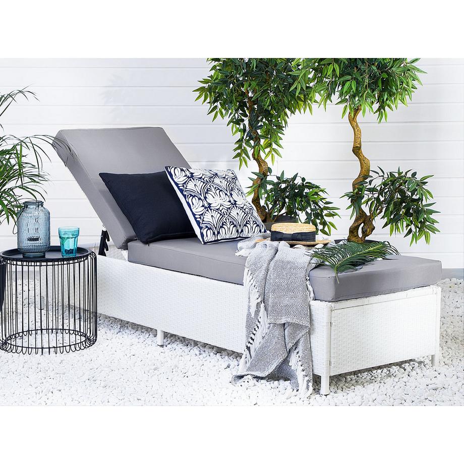 Beliani Sonnenliege mit Kissen aus PE Rattan Mediterran TURIN  