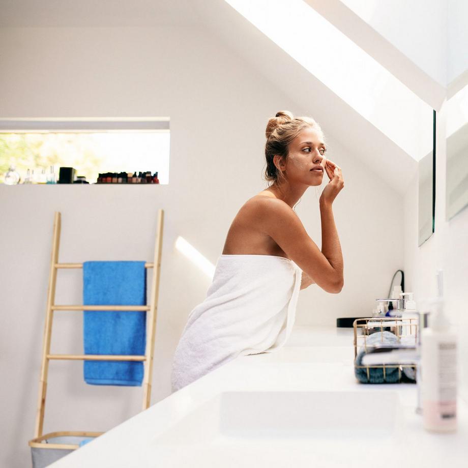 B2X  Porte-serviettes en bambou avec panier à linge 