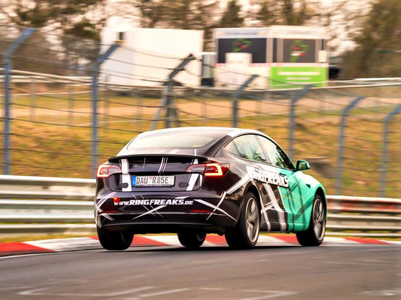 Smartbox  2 giri al volante di una Tesla 3P sul circuito di Nürburgring per 1 persona - Cofanetto regalo 