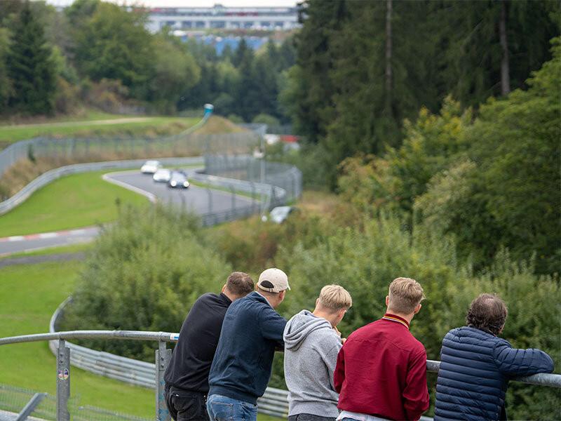 Smartbox  2 giri al volante di una Tesla 3P sul circuito di Nürburgring per 1 persona - Cofanetto regalo 