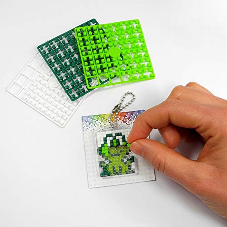 Activity-board  Lustiges Bastelset, zur Gestaltung von 6 Schlüsselanhängern (Medaillons) für Kinder, kinderleichtes Stecksystem, kein Bügeln oder Kleben, Biokunststoffsteine 