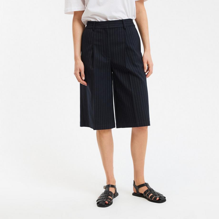 Gestreifte Bermuda-Shorts mit Abnähern