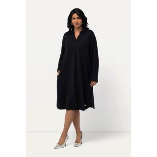 Ulla Popken  Robe en tissu Punto di Roma, à manches longues. Décolleté en V, poches et col chemise. 