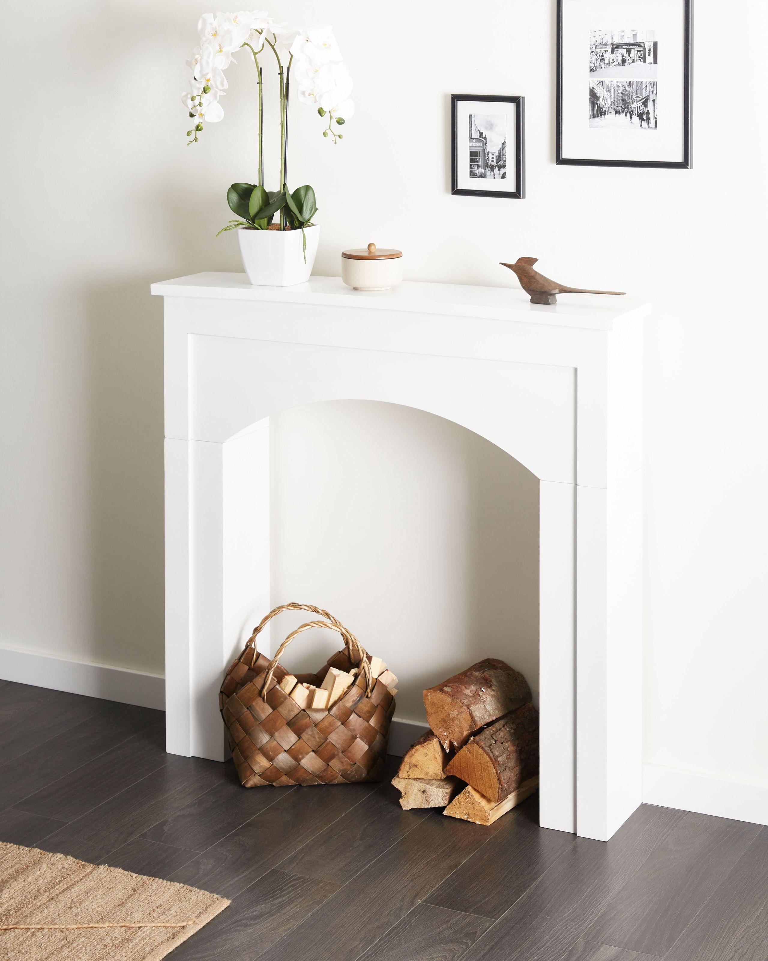 Beliani Kaminumrandung aus MDF-Platte Klassisch BUSSELTON  