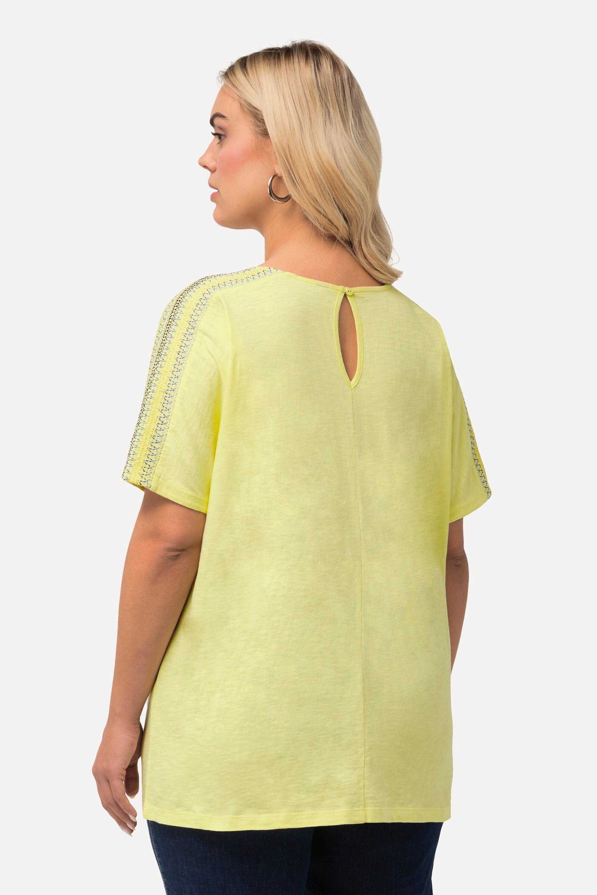 Ulla Popken  T-shirt con ricami, spalle a punto smock, scollo a girocollo e mezze maniche 