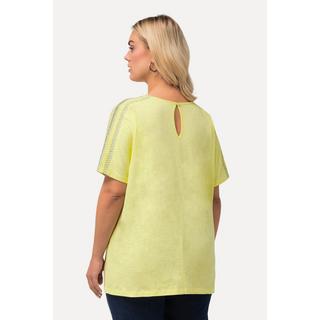 Ulla Popken  T-shirt con ricami, spalle a punto smock, scollo a girocollo e mezze maniche 