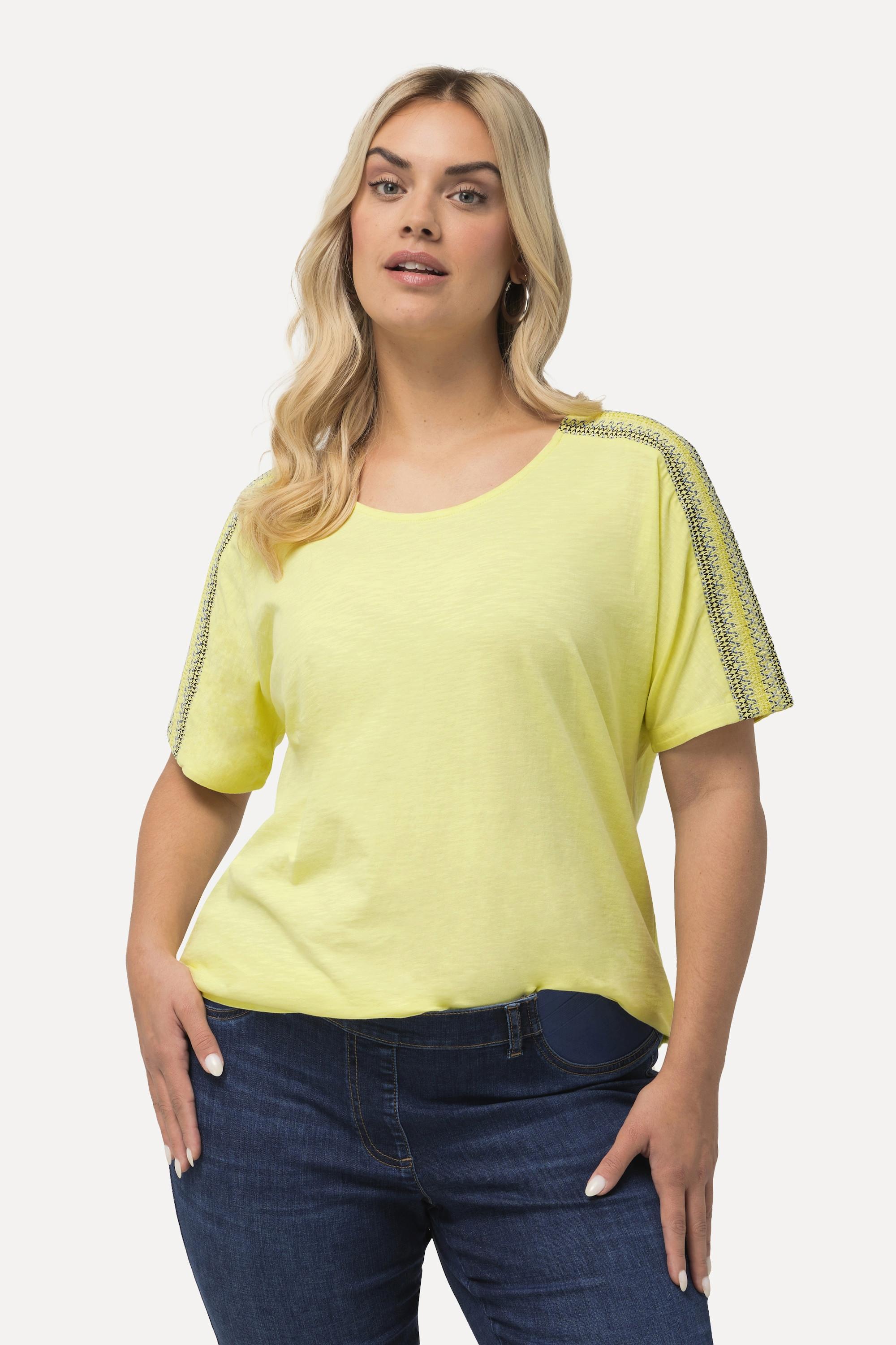 Ulla Popken  T-shirt con ricami, spalle a punto smock, scollo a girocollo e mezze maniche 