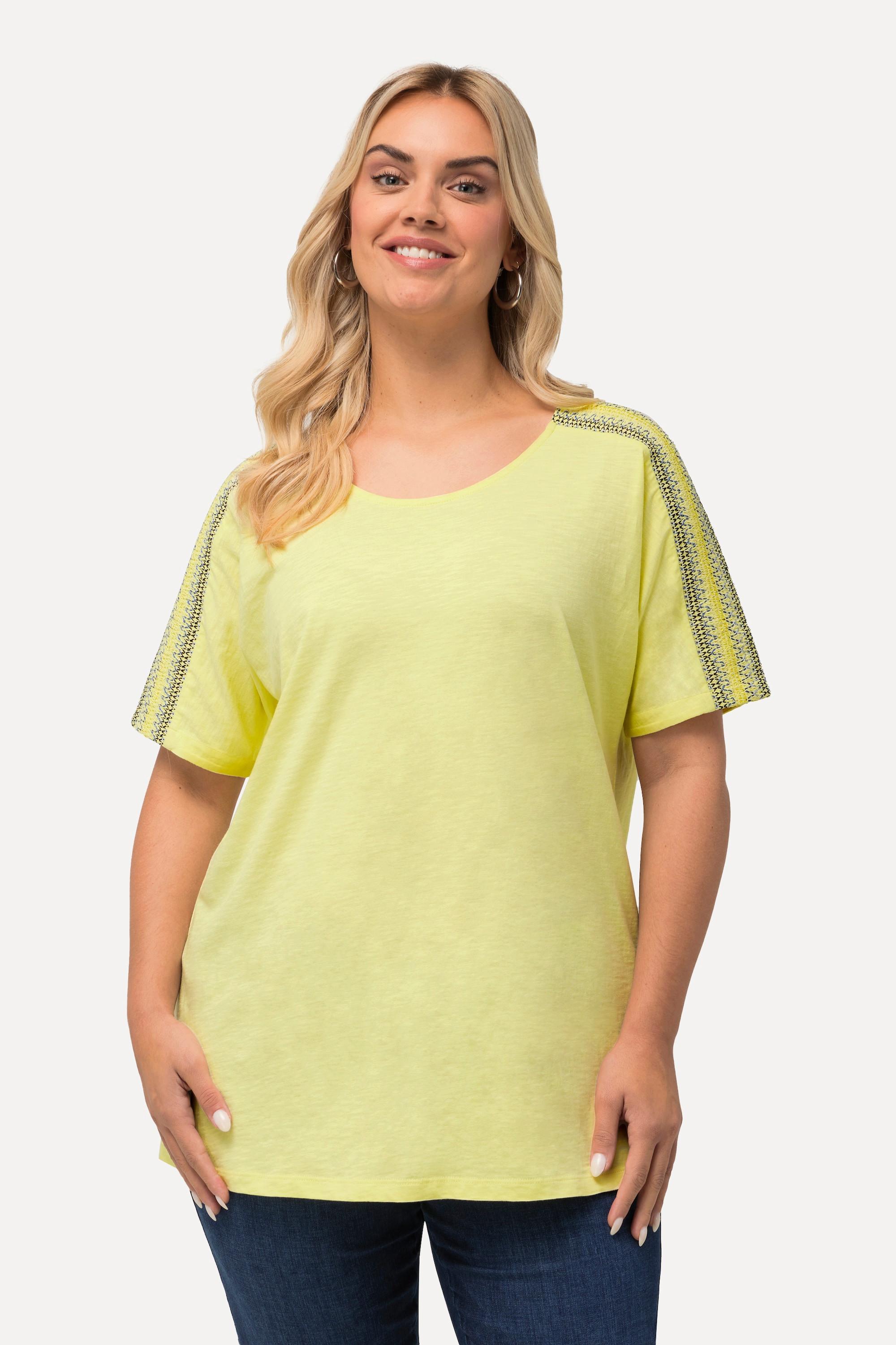 Ulla Popken  T-shirt con ricami, spalle a punto smock, scollo a girocollo e mezze maniche 