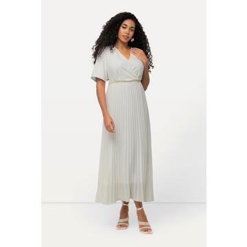 Robe maxi plissée avec manches courtes. Décolleté en V, esprit cache-cœur