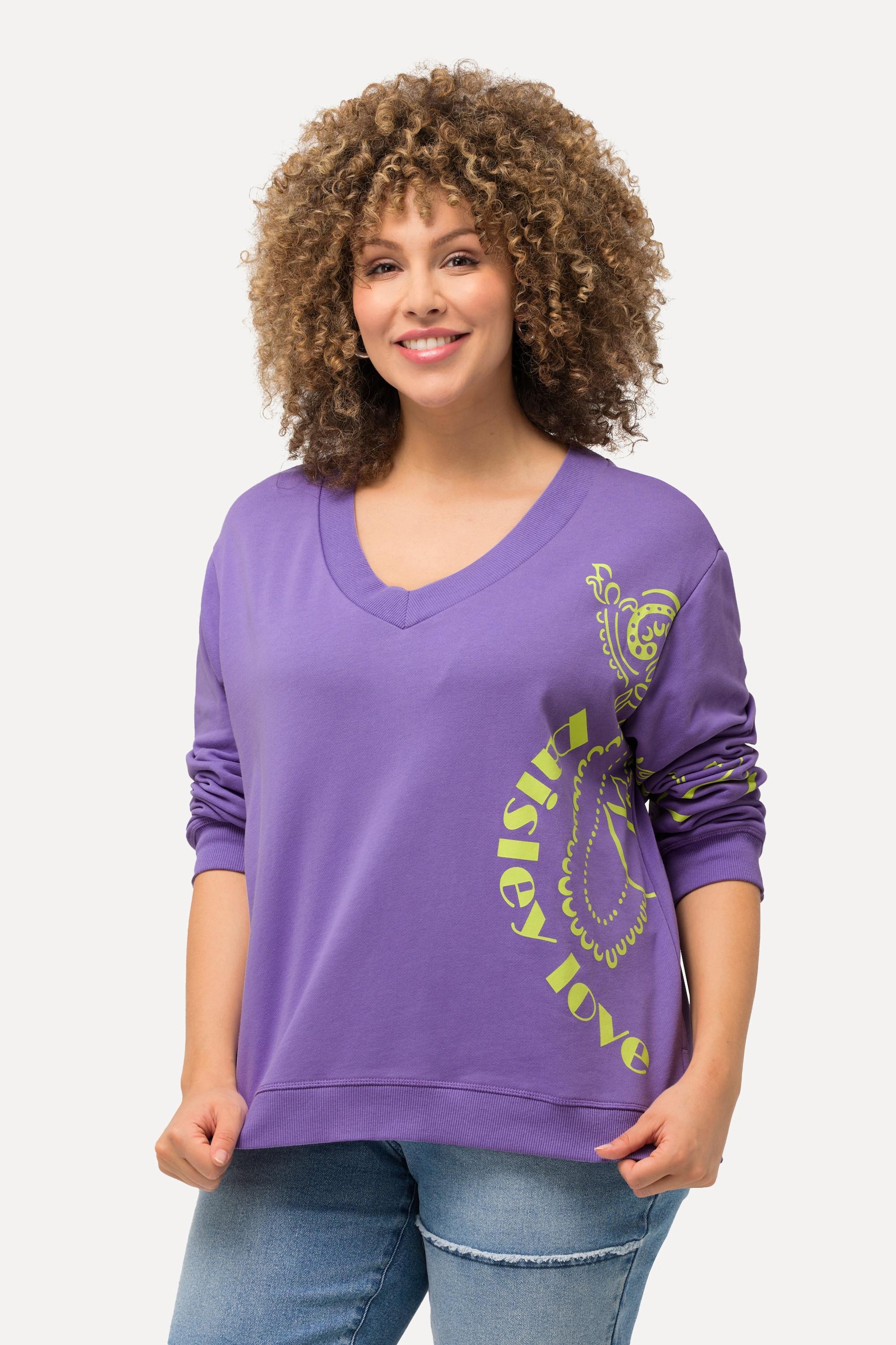 Ulla Popken  Sweat-shirt silhouette en A. Décolleté en V et manches longues. Message Paisley Love. 