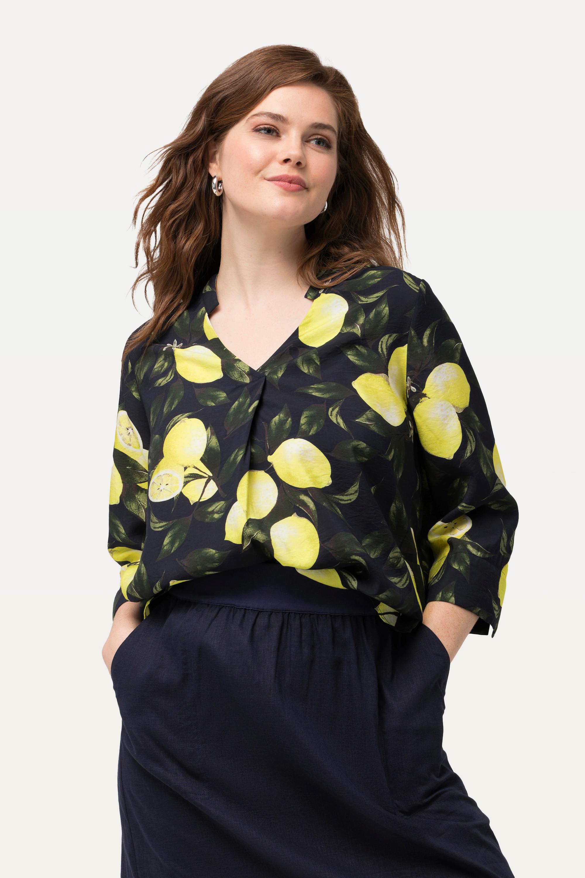 Ulla Popken  Blouse imprimé citrons, col légèrement montant. Décolleté en V et manches 3/4. 