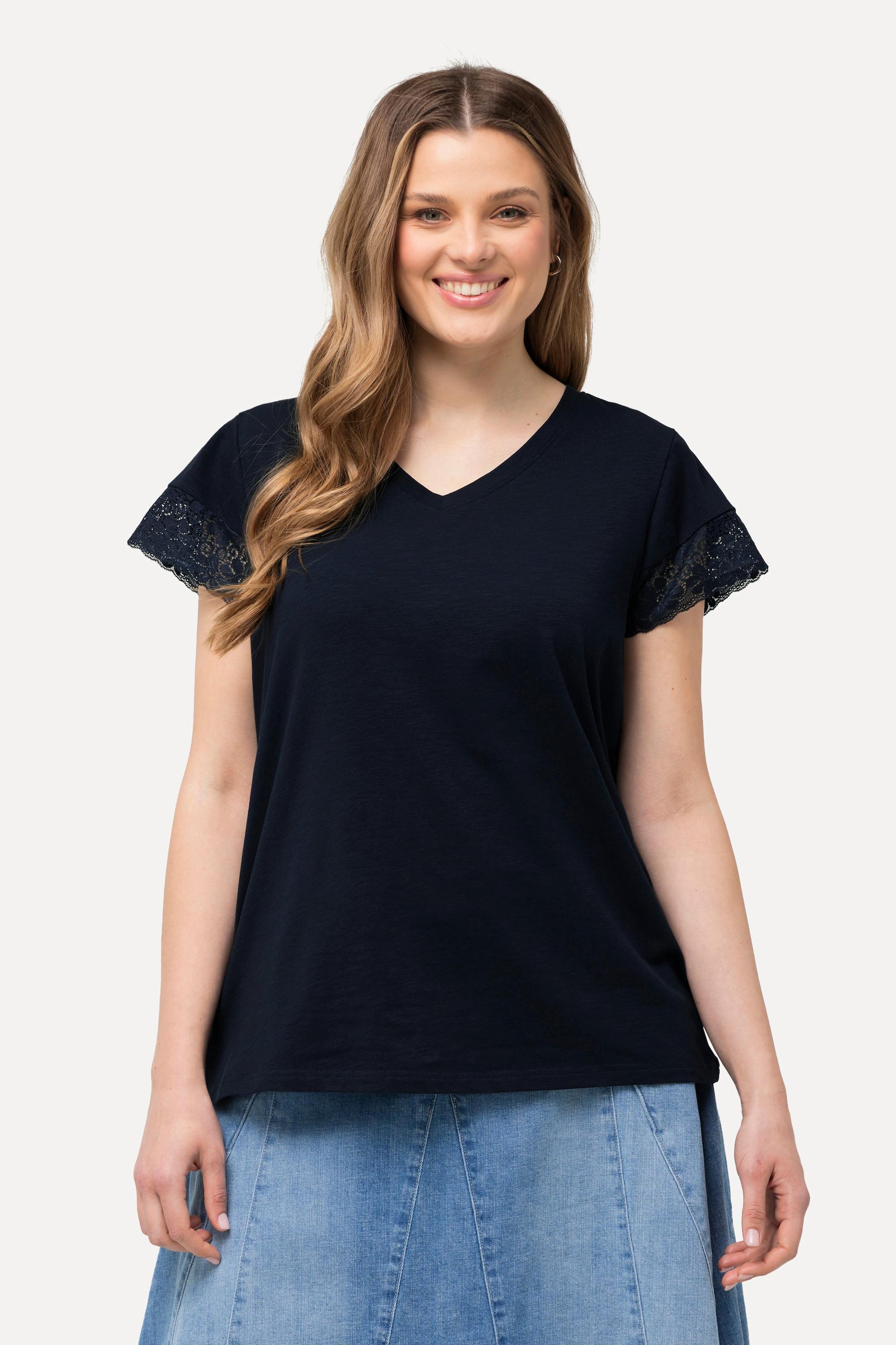 Ulla Popken  T-shirt avec dentelle, col en V et larges manches. Coupe Classic Fit. 