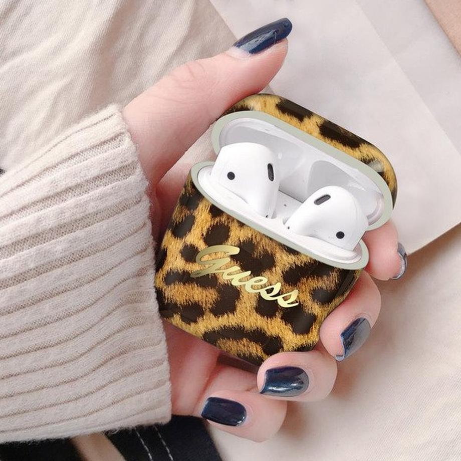 GUESS  Guess AirPods Hülle mit Leopardenmuster 