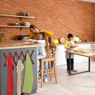 Northix Einziehbarer Wandgarderobenhalter aus Holz  