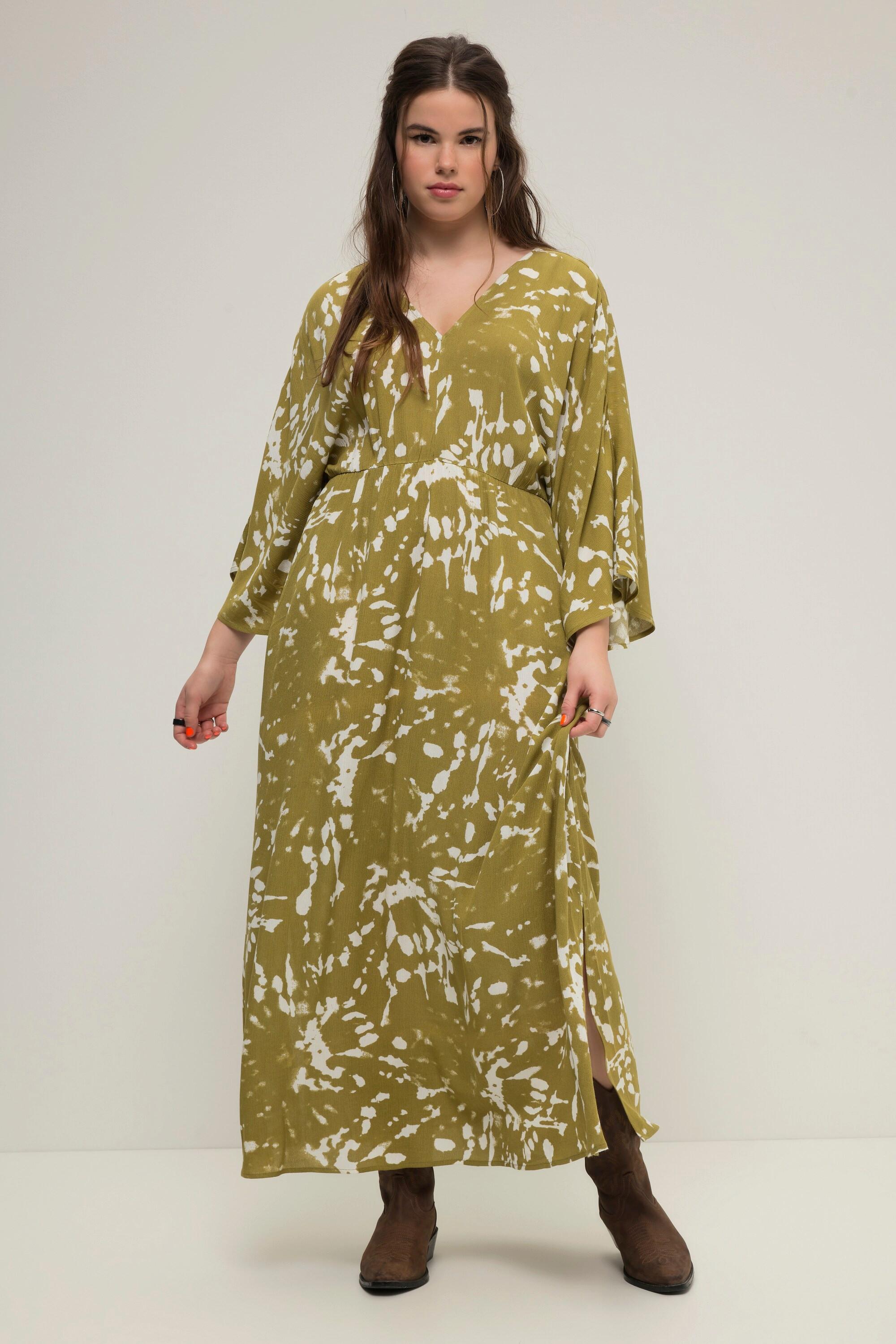 Studio Untold  Robe trapèze coupe maxi, imprimé batik, décolleté en V et manches style kimono 