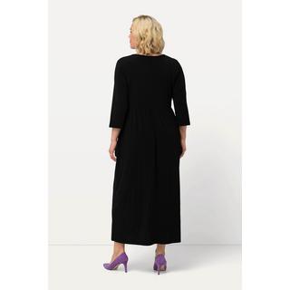 Ulla Popken  Robe en jersey coupe trapèze, avec décolleté en V et manches 3/4. Poches 