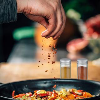 B2X Les pots à épices transparents simplifient l'organisation de votre cuisine et vous permettent d'accéder rapidement à vos assaisonnements préférés. Cet ensemble comprend un entonnoir pour un remplissage facile et des ouvertures personnalisables pour un  