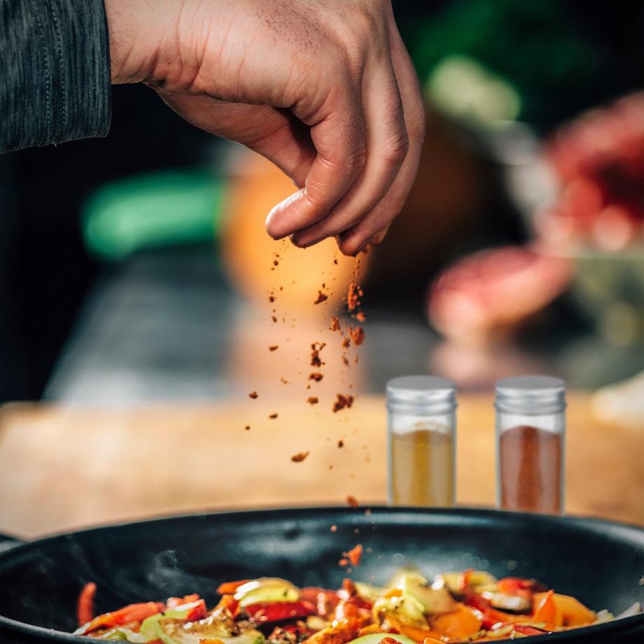 B2X I barattoli trasparenti per spezie semplificano l'organizzazione della cucina, garantendo un rapido accesso ai tuoi condimenti preferiti. Questo set include un imbuto per un riempimento semplice e aperture personalizzabili per un dosaggio preciso.  