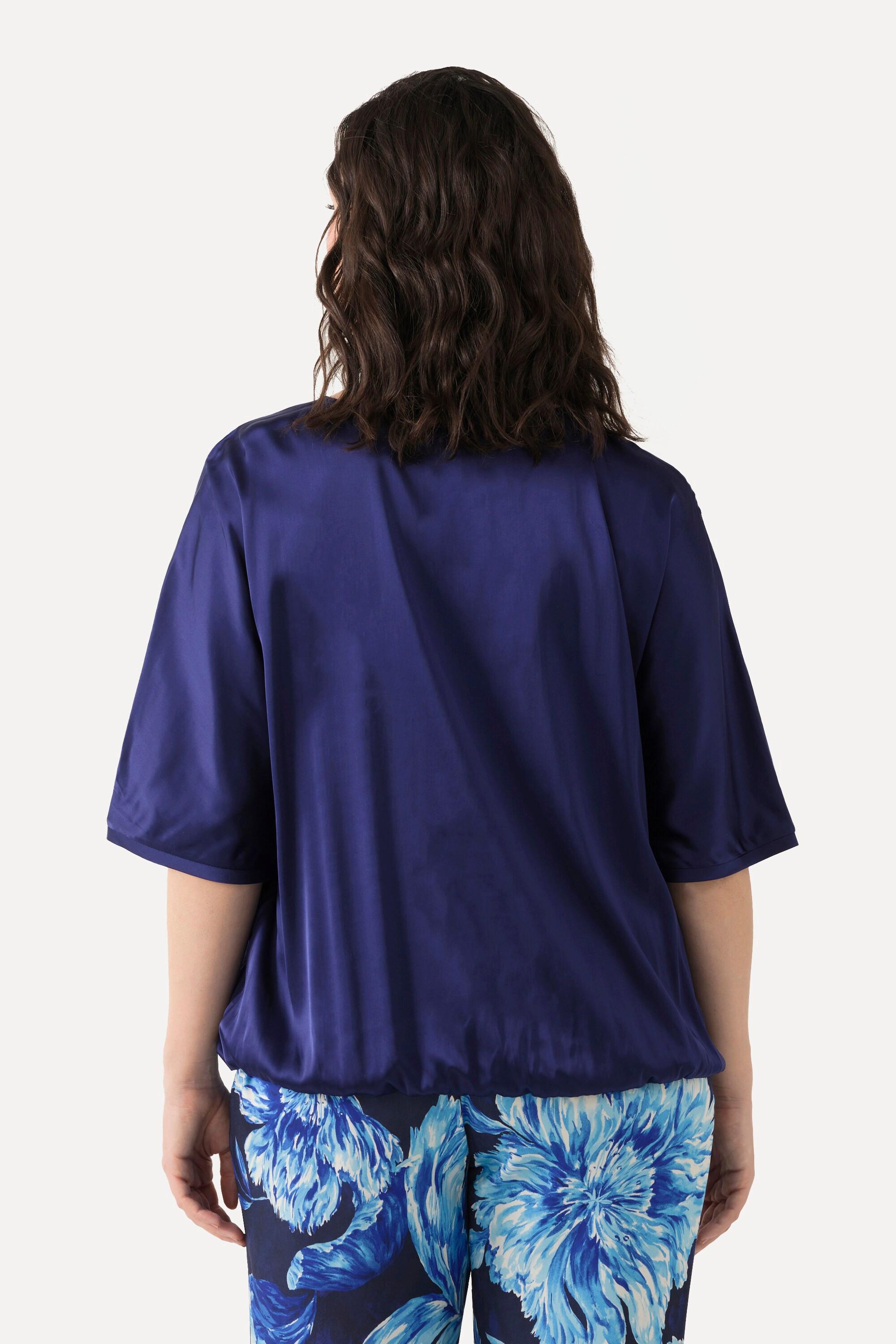 Ulla Popken  Blouse en satin oversized. Décolleté en V et manches courtes. Ourlet élastique 