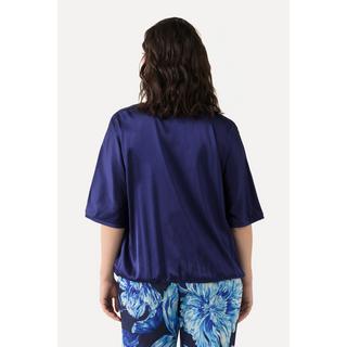 Ulla Popken  Blouse en satin oversized. Décolleté en V et manches courtes. Ourlet élastique 