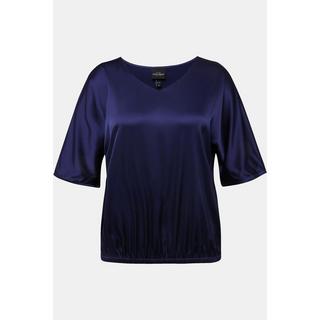 Ulla Popken  Blouse en satin oversized. Décolleté en V et manches courtes. Ourlet élastique 