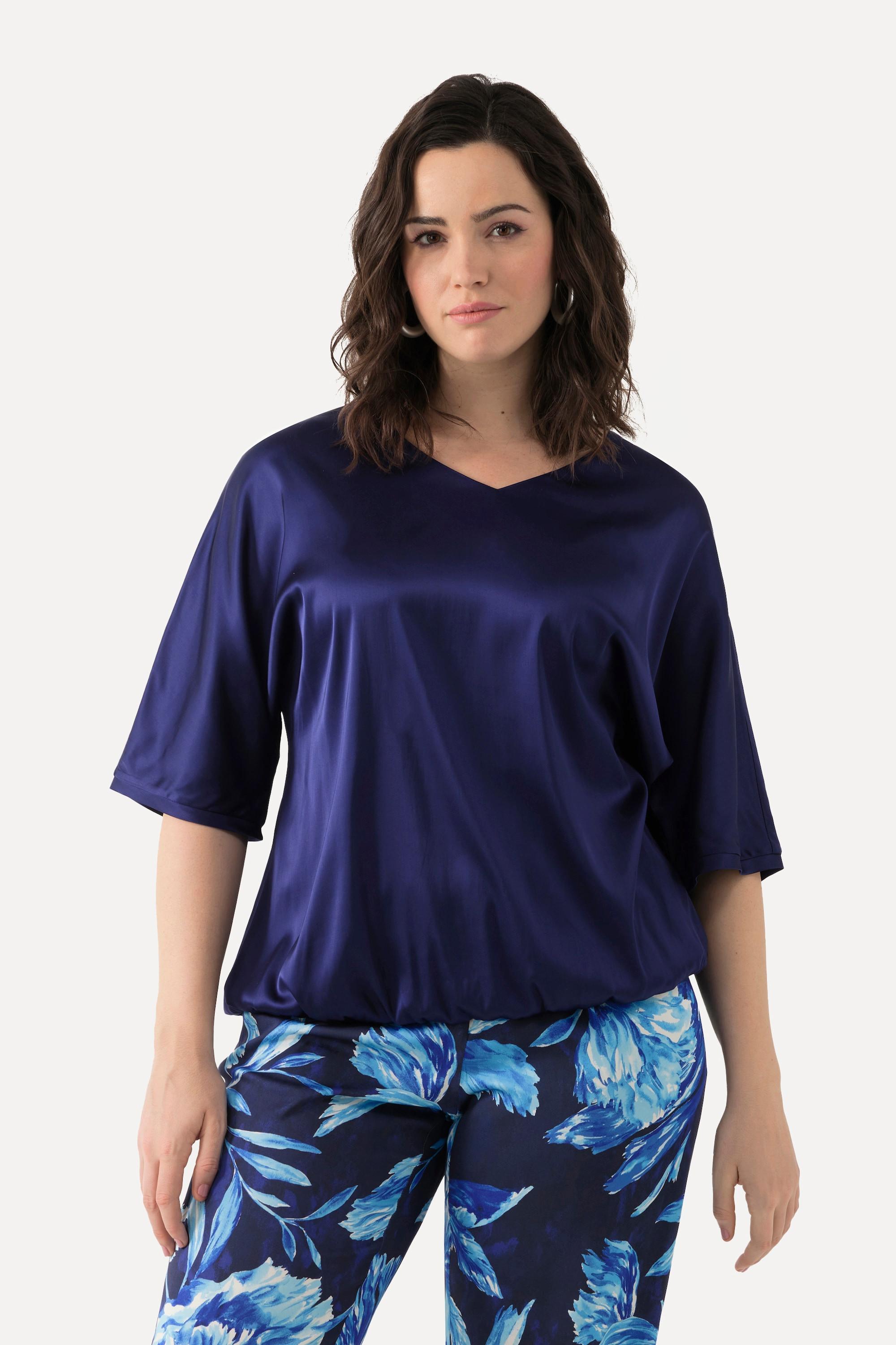 Ulla Popken  Blouse en satin oversized. Décolleté en V et manches courtes. Ourlet élastique 