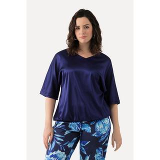 Ulla Popken  Blouse en satin oversized. Décolleté en V et manches courtes. Ourlet élastique 