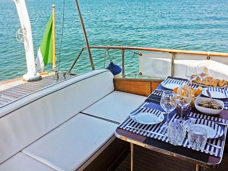 Smartbox  Excursion en bateau privé avec apéritif et souper au restaurant pour 4 sur le lac de Côme - Coffret Cadeau 