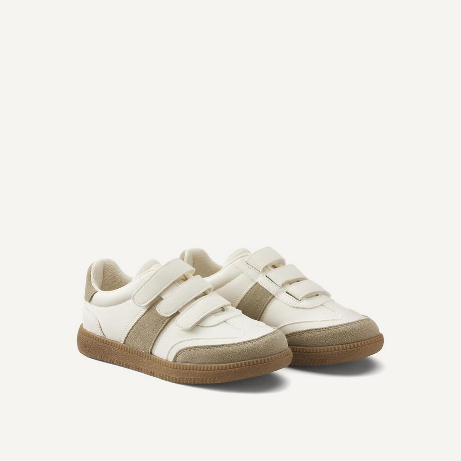 Sneakers mit Klettverschluss