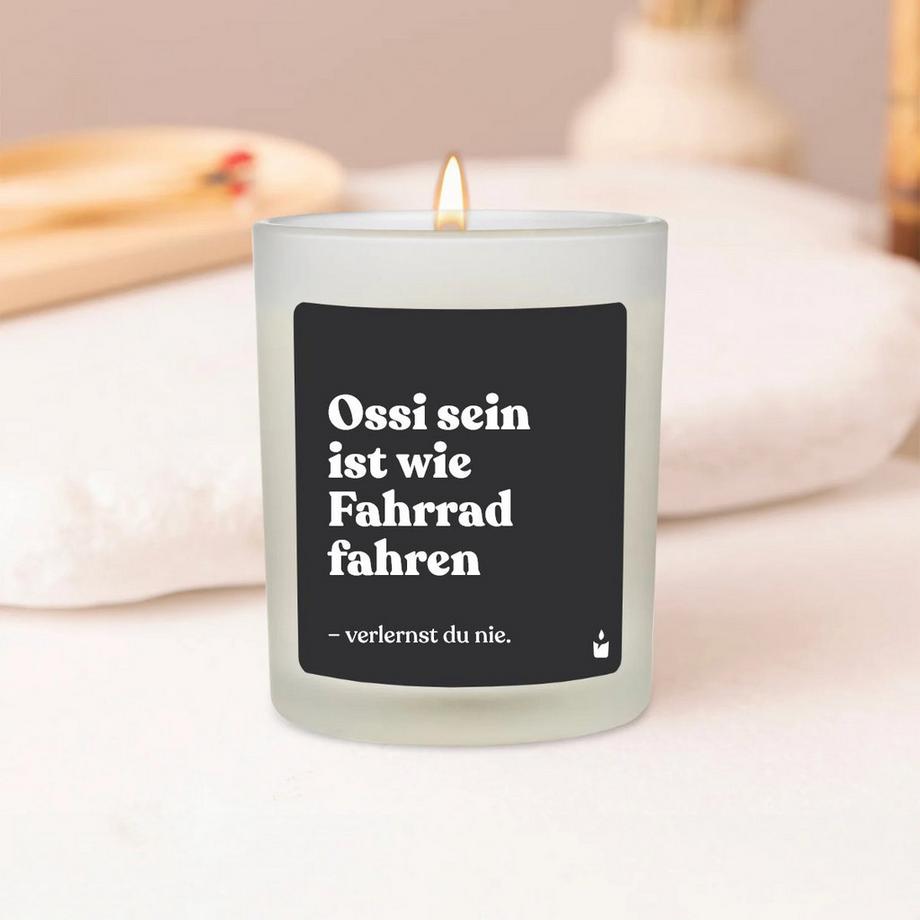 CandleHand Bougie parfumée blanche Woody Ossi sein ist wie Fahrrad fahren. Verlernst du nie.  