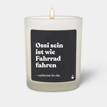 Duftkerze Weiss Woody Ossi sein ist wie Fahrrad fahren. Verlernst du nie.